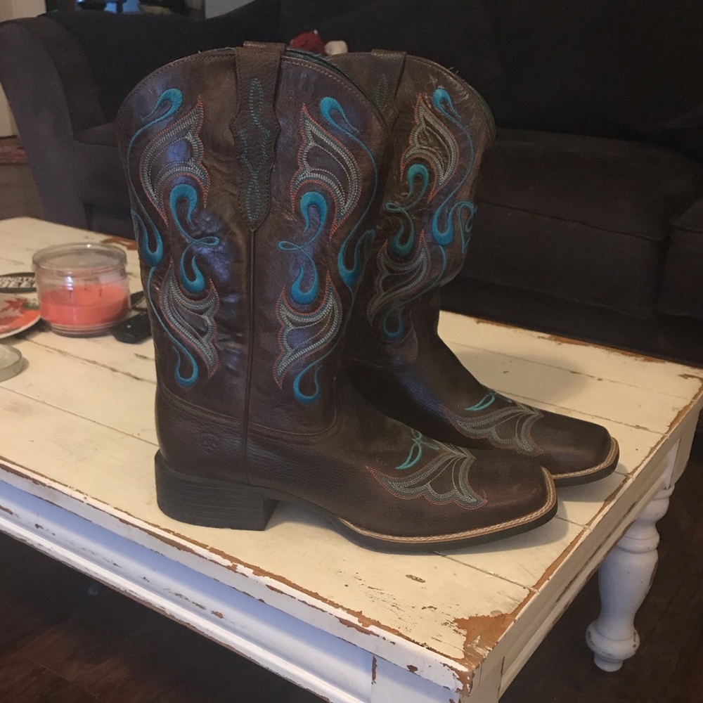 Women’s Ariat Boots. Size 11. Brown with Turquoise
